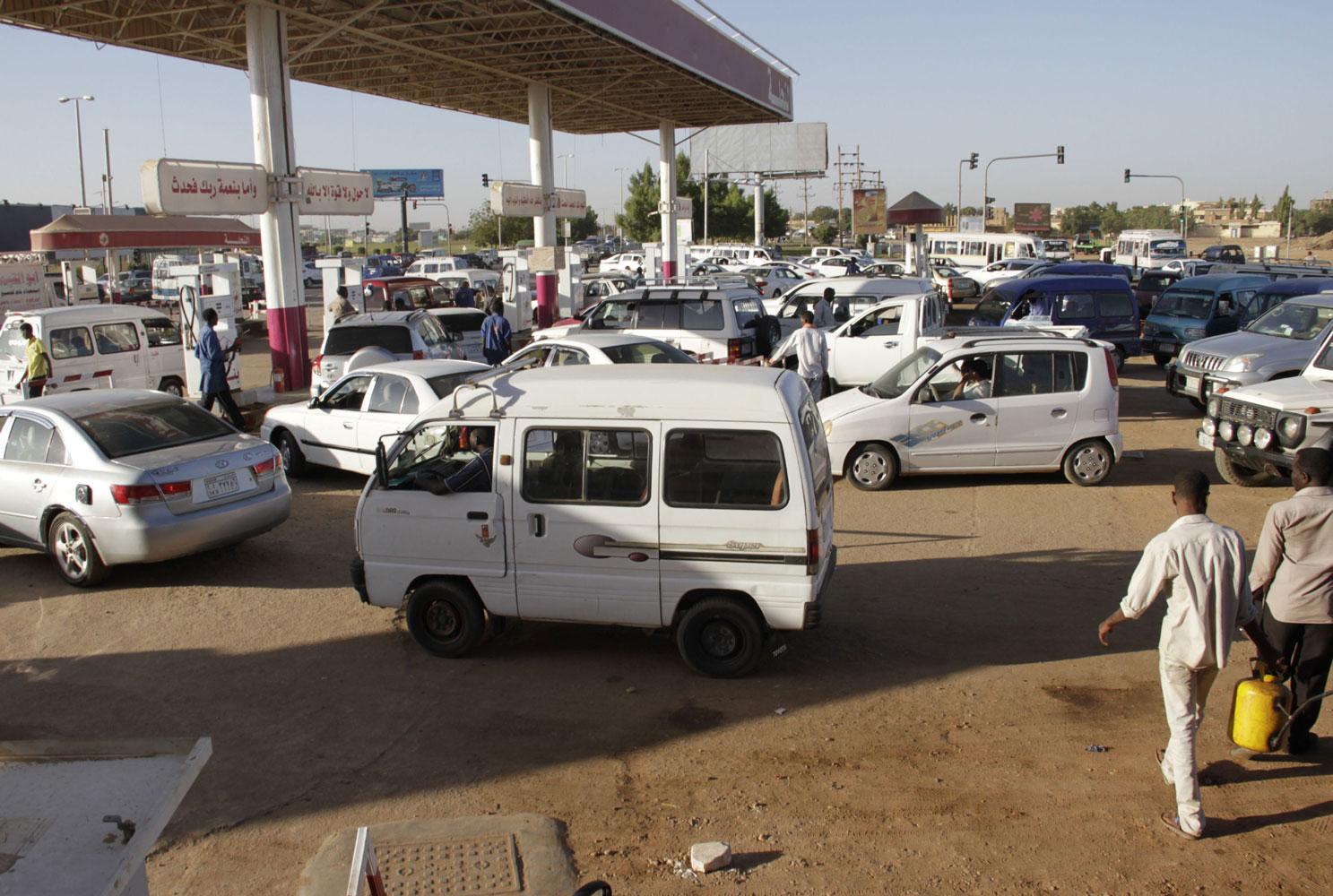السودان.. ضخ كميات كبيرة من الوقود لاحتواء الأزمة