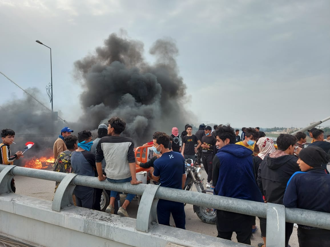 محتجون يغلقون جسر بالناصرية
