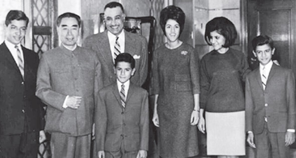 عبد الناصر وعائلته مع شواين لاي 